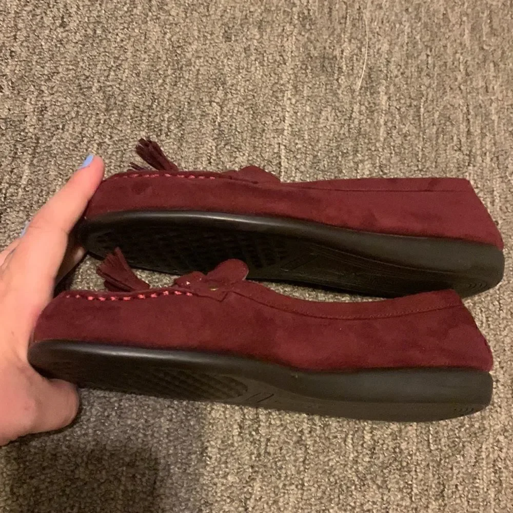 NWOT Aerosoles maroon tassel loafers with gold detail! Size 6